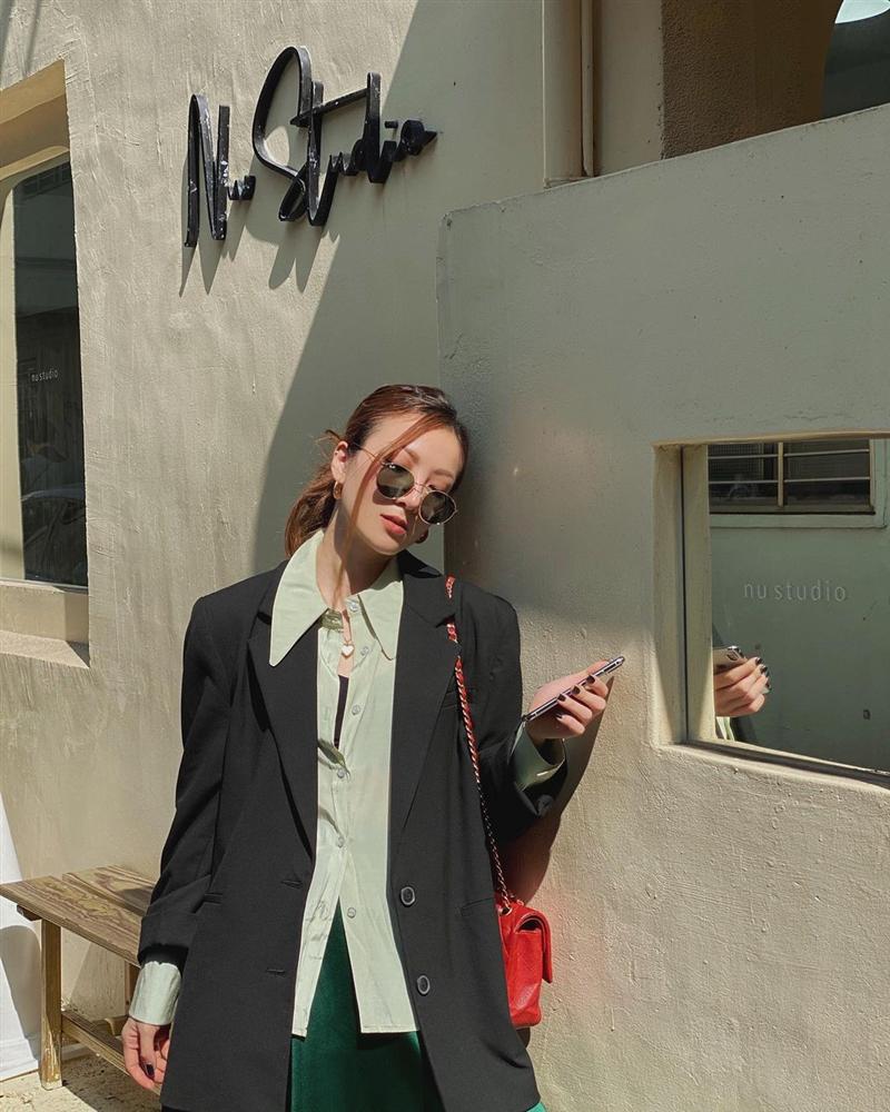 5 mẫu áo khoác được các mỹ nhân Việt lăng xê tích cực vì mặc kiểu gì cũng đẹp và 100% sành điệu-2