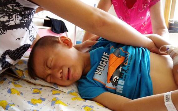 Bé trai 4 tuổi tử vong ngay sau khi uống cốc sữa đậu nành của mẹ: Bác sĩ cảnh báo những sai lầm cần tránh kẻo chết vì độc-1