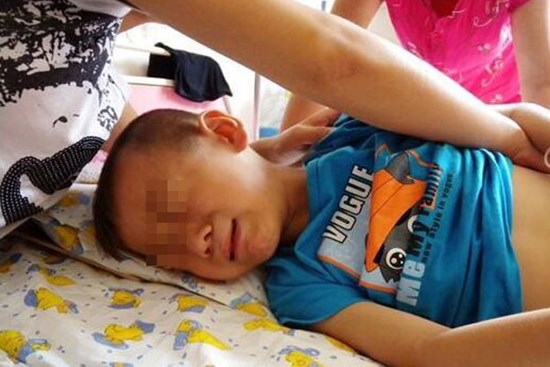 Bé trai 4 tuổi tử vong ngay sau khi uống cốc sữa đậu nành của mẹ: Bác sĩ cảnh báo những sai lầm cần tránh kẻo 
