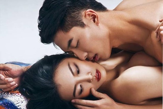 Đang ân ái nồng nàn thì vợ bỗng thốt lên 2 từ khiến chồng