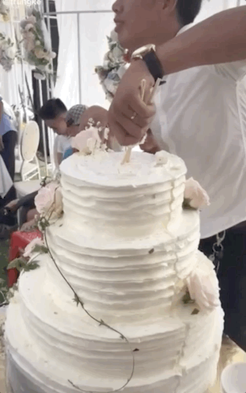 Tưởng cô dâu chú rể chơi lớn làm bánh kem 5 tầng, tới đoạn cắt bánh ai nấy đều ngã ngửa vì sự thật điếng người phía sau!-4