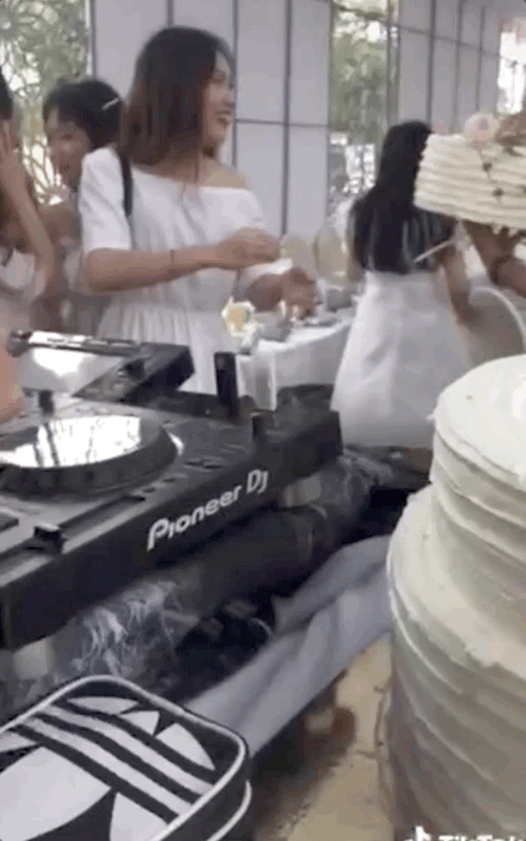 Tưởng cô dâu chú rể chơi lớn làm bánh kem 5 tầng, tới đoạn cắt bánh ai nấy đều ngã ngửa vì sự thật điếng người phía sau!-7