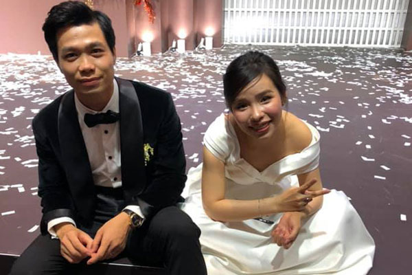 Vợ Công Phượng mặc váy cưới trơn nhẹ nhàng, cầm hoa cưới đắt đỏ khiến ai cũng liên tưởng ngay tới Song Hye Kyo-12