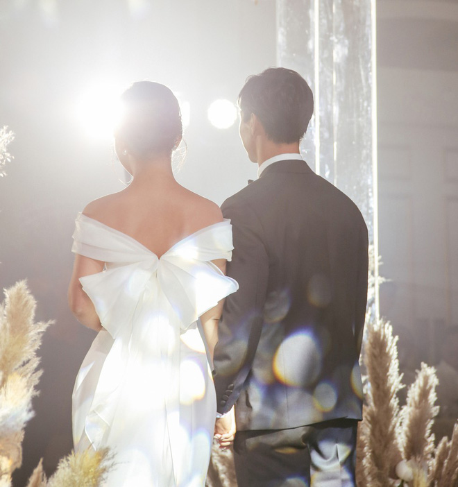 Vợ Công Phượng mặc váy cưới trơn nhẹ nhàng, cầm hoa cưới đắt đỏ khiến ai cũng liên tưởng ngay tới Song Hye Kyo-9