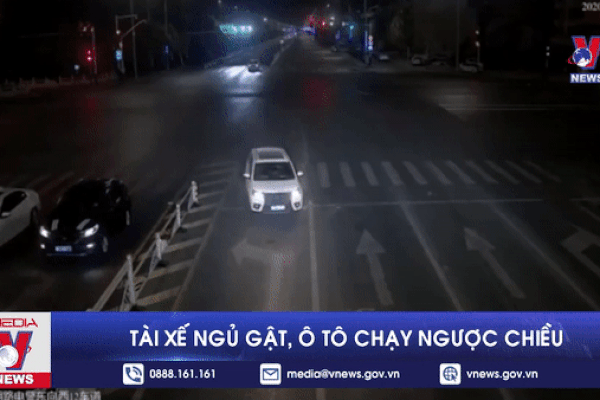 Video: Ngã ngay bánh xe tải, hai cha con may mắn thoát chết-1