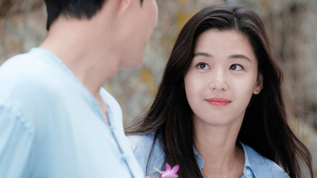 Cùng chồng đến nhà cô giáo của con trai, tôi lặng người trước món quà giản dị anh mua nhưng lại bất ngờ vì lời giải thích đằng sau-1