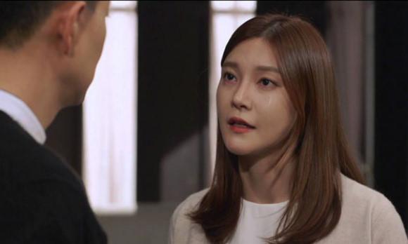 Cùng chồng đến nhà cô giáo của con trai, tôi lặng người trước món quà giản dị anh mua nhưng lại bất ngờ vì lời giải thích đằng sau-2