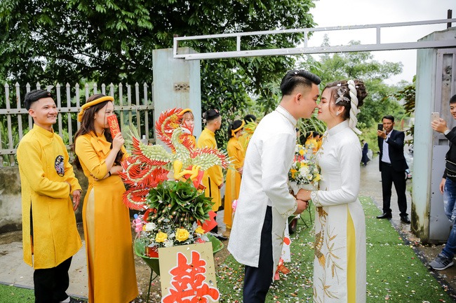 Chú rể Thái Nguyên chịu chơi, chi tiền triệu tậu dàn siêu xe bê lễ, hô biến đám hỏi trở nên chất như nước cất khiến ai cũng trầm trồ-4