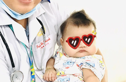 Trắng xinh, bụ bẫm, bé 6 tháng tuổi nhập viện truyền máu gấp vì lý do đau lòng-1
