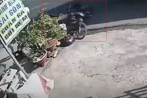 Pha xử lý ơ mây zing, gút chóp của 2 cô gái sau pha đụng xe: Ôm nhau an ủi, thắt quai mũ bảo hiểm siêu tình cảm-1