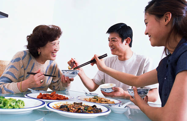 Mẹ chồng nhiệt tình và quan tâm thái quá làm vợ chồng tôi điêu đứng, đỉnh điểm khi bà mở cửa phòng ngủ-1