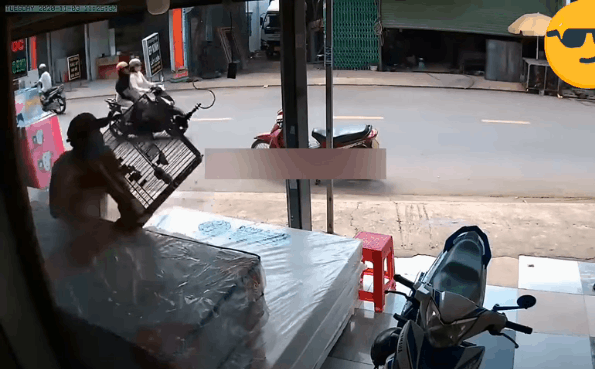 Tên trộm lỡ tay để chim sổ lồng khiến chủ nhà nóng mặt vác gậy đuổi theo-1