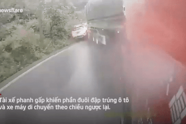 Video: Xe ô tô con biến dạng, tan nát sau cú tông mạnh của xe tải-1