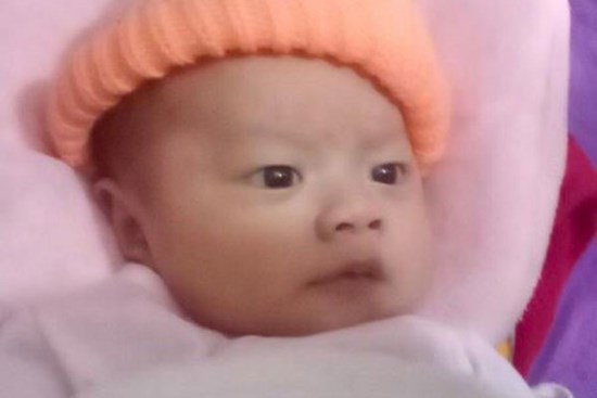 Bé trai 1 tháng tuổi bị bỏ rơi trước nhà vợ chồng hiếm muộn lúc rạng sáng