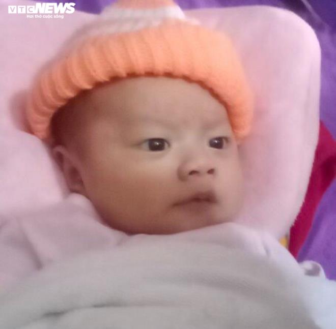 Bé trai 1 tháng tuổi bị bỏ rơi trước nhà vợ chồng hiếm muộn lúc rạng sáng-1