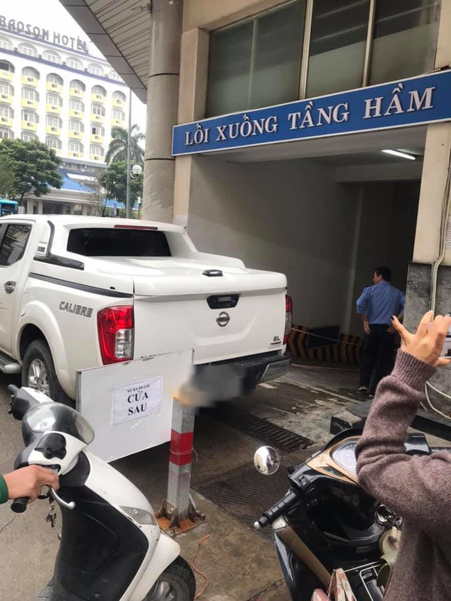 Cả tòa nhà chung cư phải ngả nón bái phục sự ngất ngưởng của chiếc bán tải đỗ chắn kín chỗ hiểm-2