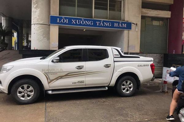 Khoảnh khắc nam thanh niên bị rượt đuổi, chém tới tấp bên ngoài quán karaoke sau khi mâu thuẫn vì vào nhầm phòng hát-3