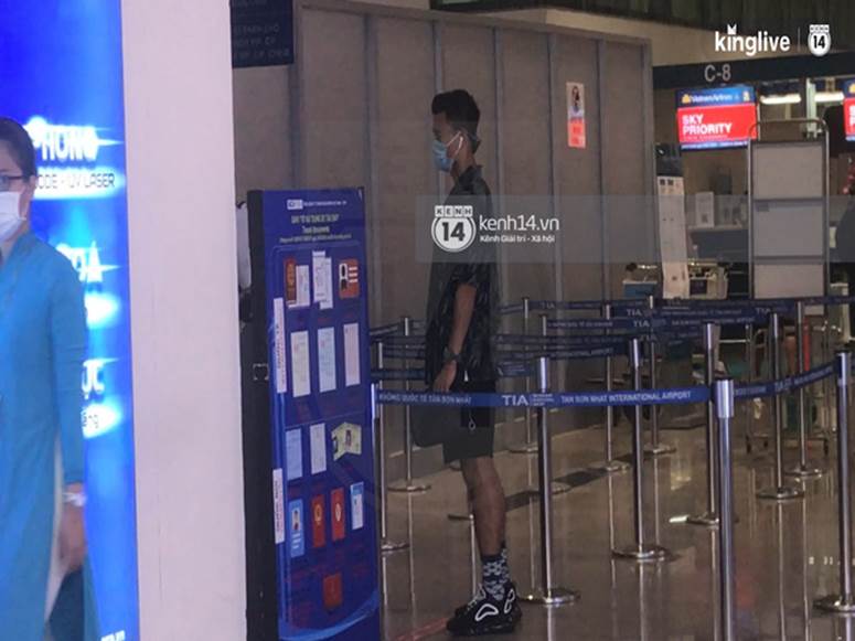 Thủ môn Bùi Tiến Dũng và Đông Triều ra sân bay đi dự đám cưới Công Phượng-2