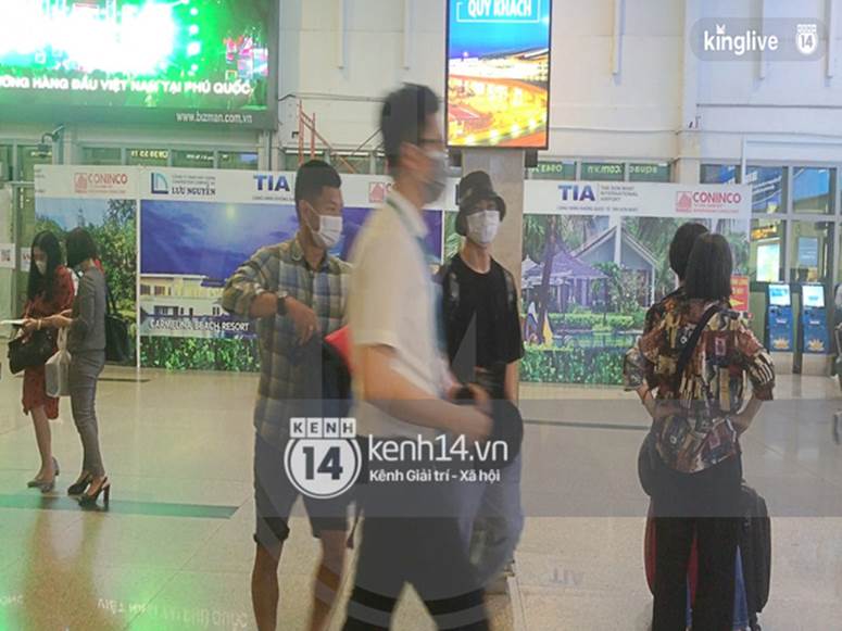 Công Phượng - Viên Minh đã xuất hiện tại sân bay Tân Sơn Nhất, chú rể tươi rói sẵn sàng cho siêu đám cưới tối nay-2