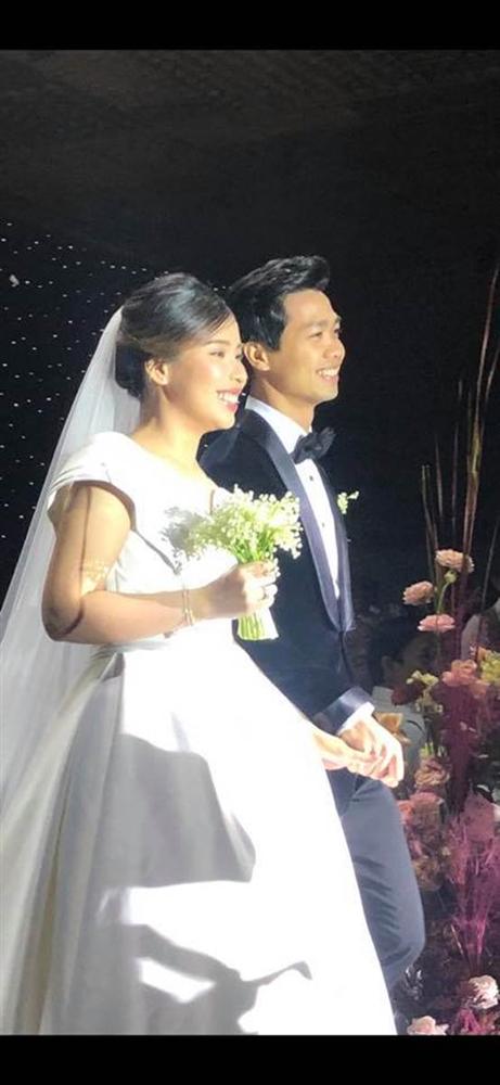 Hai bức ảnh vô cùng đáng giá trong tiệc cưới Công Phượng: Tiến vào hôn trường cùng cười toe toét, khi hôn cô dâu vẫn có thái độ rất đặc biệt!-1