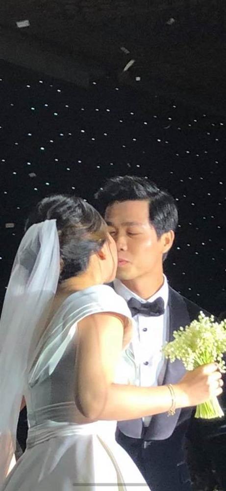 Hai bức ảnh vô cùng đáng giá trong tiệc cưới Công Phượng: Tiến vào hôn trường cùng cười toe toét, khi hôn cô dâu vẫn có thái độ rất đặc biệt!-2