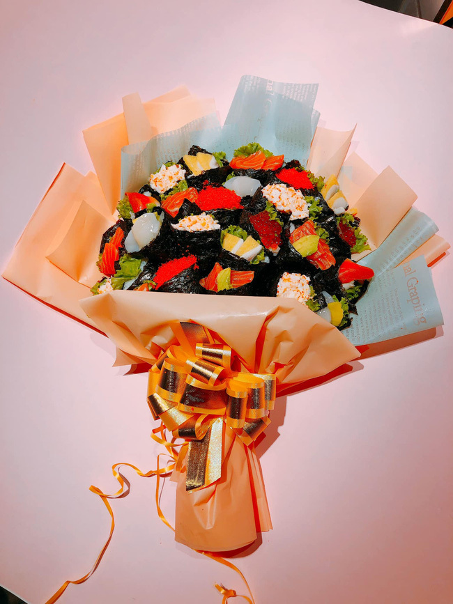 Sốt với bó hoa sushi lạ mắt, giá hơn 1 triệu đồng làm quà tặng thầy cô ngày 20/11-1