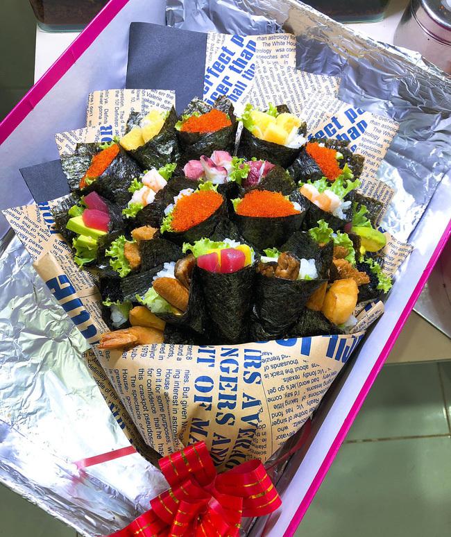 Sốt với bó hoa sushi lạ mắt, giá hơn 1 triệu đồng làm quà tặng thầy cô ngày 20/11-2