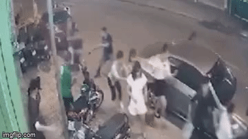 Khoảnh khắc nam thanh niên bị rượt đuổi, chém tới tấp bên ngoài quán karaoke sau khi mâu thuẫn vì vào nhầm phòng hát-1