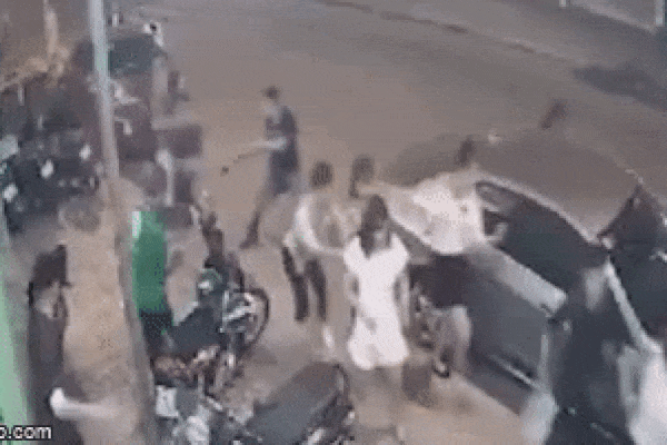 Phóng tốc độ bát hương vàng, ô tô đâm bay đầu xe tự chế, camera bóc hành động khó hiểu của tài xế-2