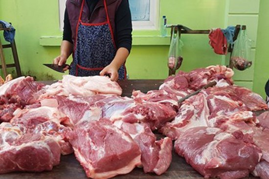 Giá lợn hơi xuống thấp nhất 1 năm, giá thịt ngoài chợ vẫn đắt