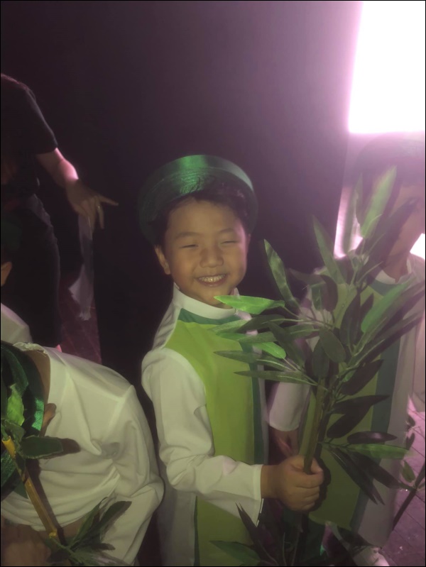 Chuẩn con nhà nòi, con trai Chí Nhân ăn đứt 2 anh chị thân sinh, mới 5 tuổi đã bước lên sân khấu lớn-1