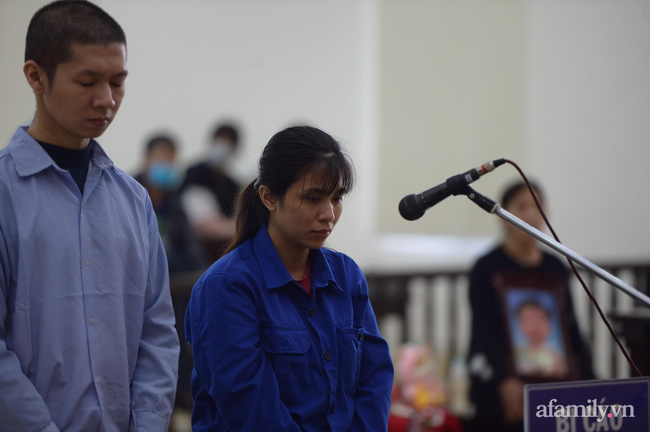 Xét xử vụ bé 3 tuổi bị mẹ ruột và bố dượng đánh đến tử vong: 2 bị cáo bật khóc, thay đổi lời khai, không thừa nhận bạo hành con-15