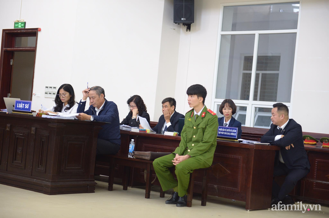 Xét xử vụ bé 3 tuổi bị mẹ ruột và bố dượng đánh đến tử vong: 2 bị cáo bật khóc, thay đổi lời khai, không thừa nhận bạo hành con-17