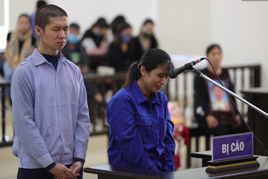 Xét xử vụ bé 3 tuổi bị mẹ ruột và bố dượng đánh đến tử vong: 2 bị cáo bật khóc, thay đổi lời khai, không thừa nhận bạo hành con