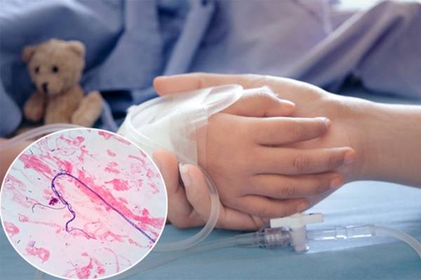 Mẹ vừa quay lưng đi thì nghe tiếng con hét thất thanh, hóa ra cả bàn tay bé bị nuốt chửng bởi món đồ nhà nào cũng có-6