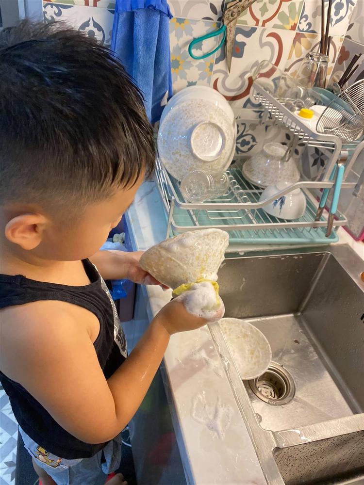 Chuẩn con nhà nòi, con trai Chí Nhân ăn đứt 2 anh chị thân sinh, mới 5 tuổi đã bước lên sân khấu lớn-4