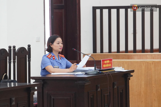 Xét xử vụ bé 3 tuổi bị mẹ ruột và bố dượng đánh đến tử vong: 2 bị cáo bật khóc, thay đổi lời khai, không thừa nhận bạo hành con-4