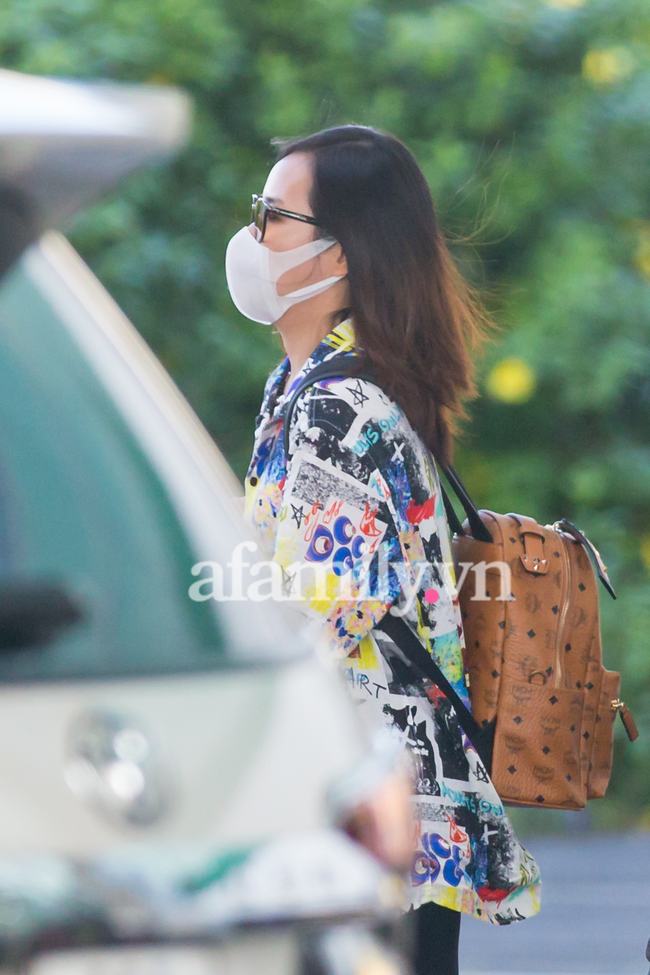 Cặp đôi Công Phượng - Viên Minh giản dị xuất hiện ở sân bay, thể hiện tình cảm cực tinh tế bằng 1 món hàng hiệu-5