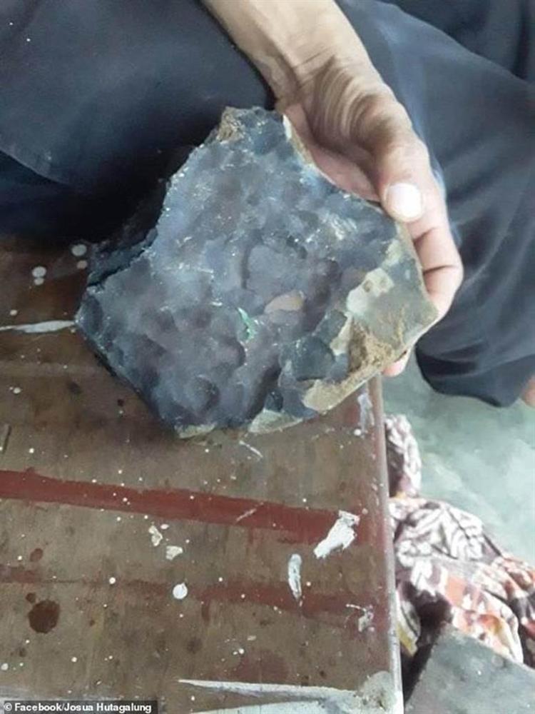 Chàng trai bị thiên thạch 43 tỷ đồng rơi thủng mái nhà, giàu sang ập tới trở tay không kịp-2