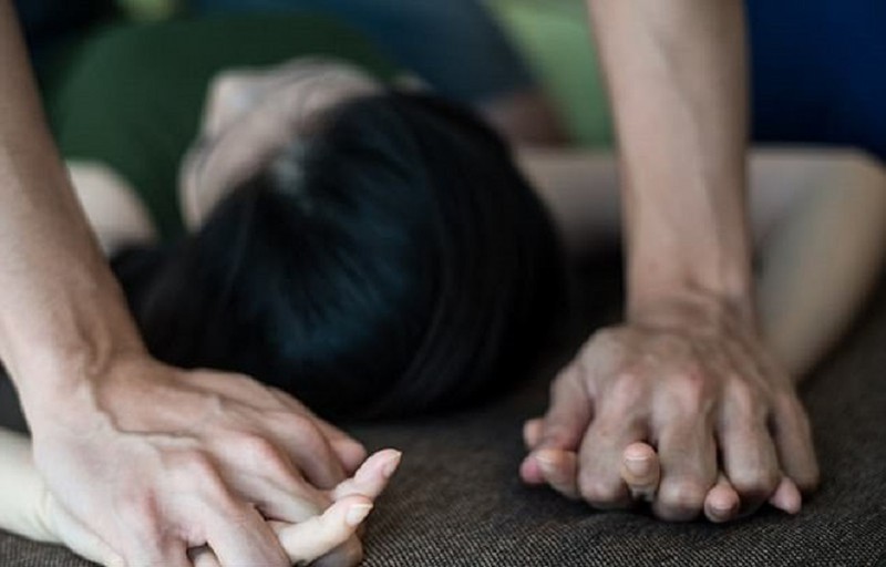 Ngoài người đàn ông chỉ lên chứ không xuống suốt 30 giờ, còn có hàng tá tai nạn do dùng tiên dược” phòng the khiến BS khóc thét-2