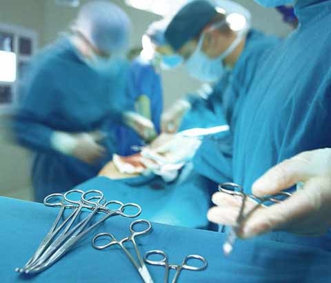 Ngoài người đàn ông chỉ lên chứ không xuống suốt 30 giờ, còn có hàng tá tai nạn do dùng tiên dược” phòng the khiến BS khóc thét-4