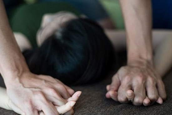 Ngoài người đàn ông chỉ 