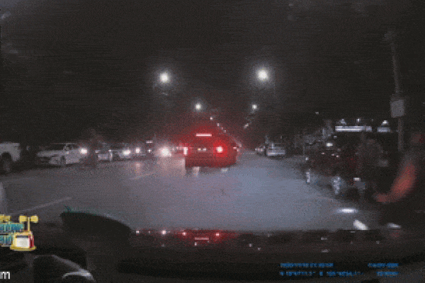 Điều khiển xe máy lao như tên bắt, nam sinh bị ô tô hất lên vỉa hè - phụ huynh xem clip mà thấy hối hận