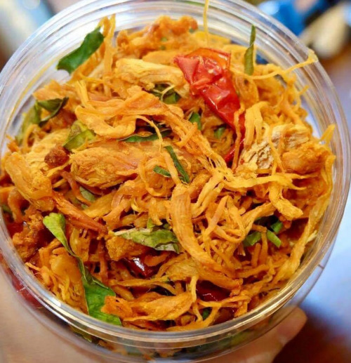 Chẳng cần phải đi mua, hội chị em tự làm khô gà lá chanh với nồi chiên không dầu trong một nốt nhạc-2