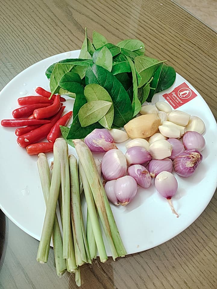 Chẳng cần phải đi mua, hội chị em tự làm khô gà lá chanh với nồi chiên không dầu trong một nốt nhạc-4