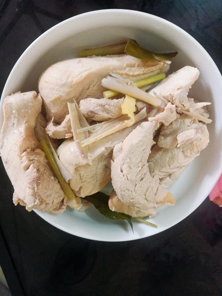 Chẳng cần phải đi mua, hội chị em tự làm khô gà lá chanh với nồi chiên không dầu trong một nốt nhạc-5