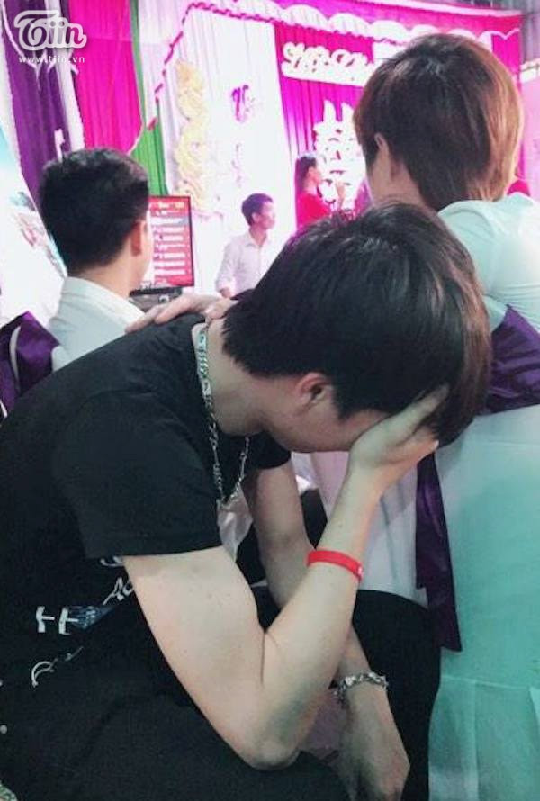 Yêu xa 7 năm, chàng trai phải bật khóc, lầm lũi tiễn bạn gái 70km về nhà chồng-1