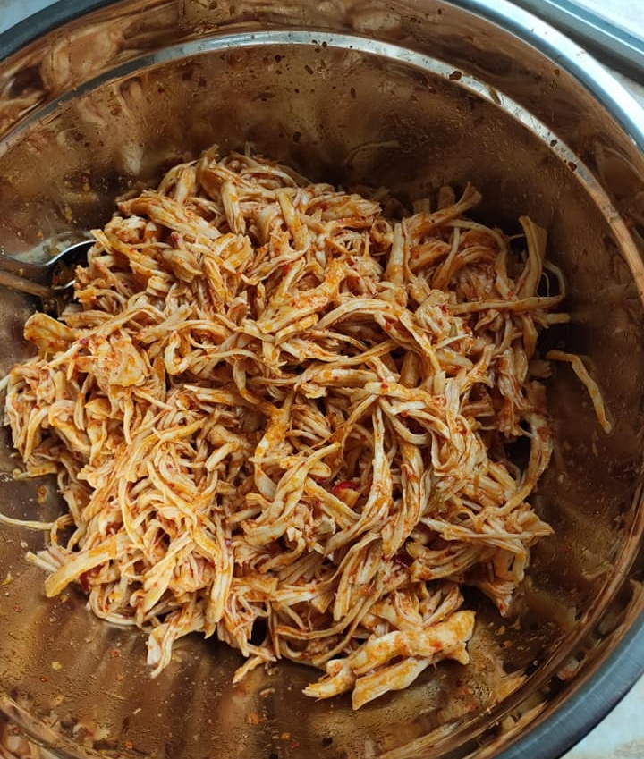 Chẳng cần phải đi mua, hội chị em tự làm khô gà lá chanh với nồi chiên không dầu trong một nốt nhạc-7