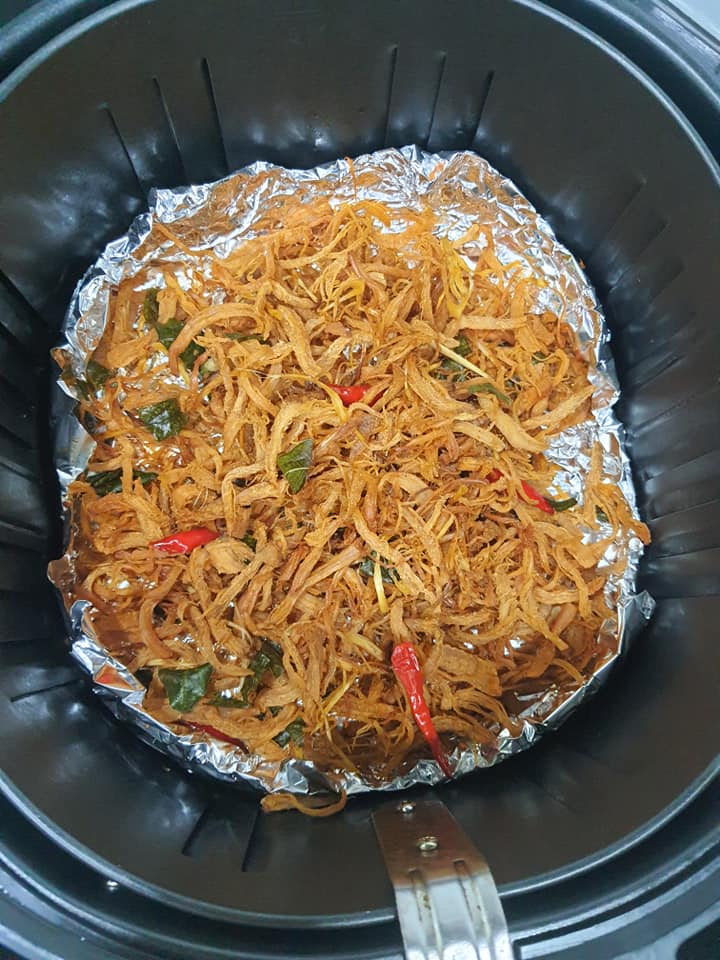 Chẳng cần phải đi mua, hội chị em tự làm khô gà lá chanh với nồi chiên không dầu trong một nốt nhạc-11