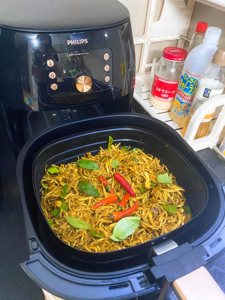 Chẳng cần phải đi mua, hội chị em tự làm khô gà lá chanh với nồi chiên không dầu trong một nốt nhạc-18